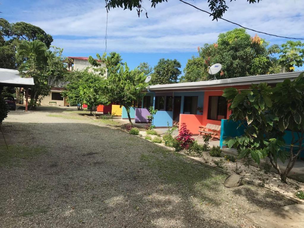 Cabinas Surf Side Cahuita Exteriör bild