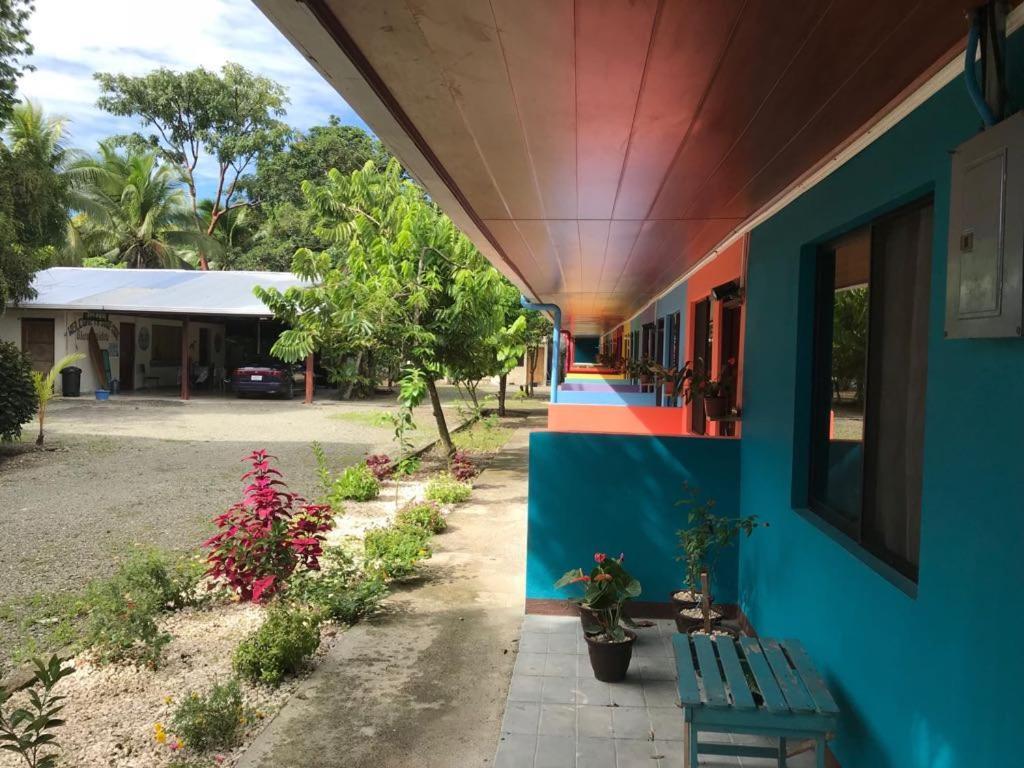 Cabinas Surf Side Cahuita Exteriör bild